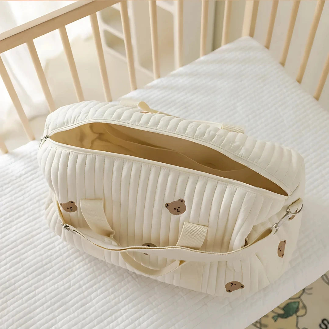 Vue intérieure d’un sac à langer pour bébé avec motif ours : spacieux, pratique et idéal pour organiser les essentiels de bébé.