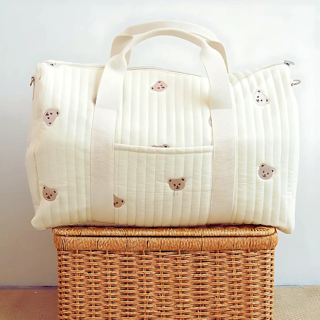 Sac à langer pour bébé avec motif ours, spacieux et pratique. Idéal pour transporter les affaires de bébé avec élégance et organisation.