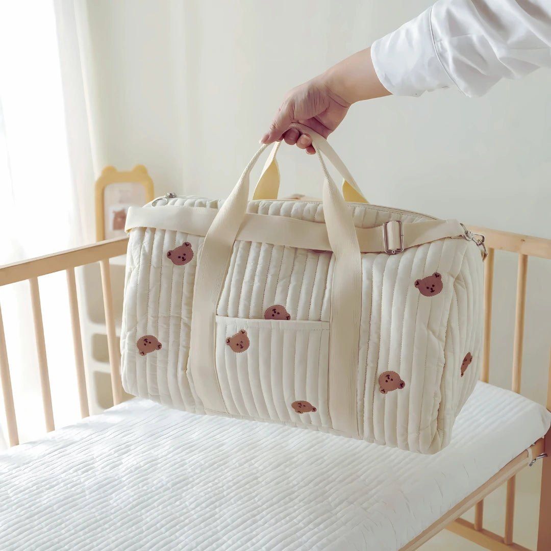 Sac à langer pour bébé avec motifs ours, pratique et confortable, idéal pour transporter les essentiels de bébé avec style.