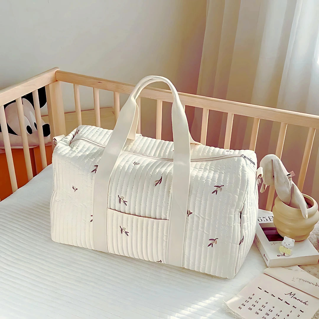 Sac à langer élégant pour bébé avec motif fleuri, pratique et spacieux, parfait pour transporter les affaires de bébé avec style et organisation.